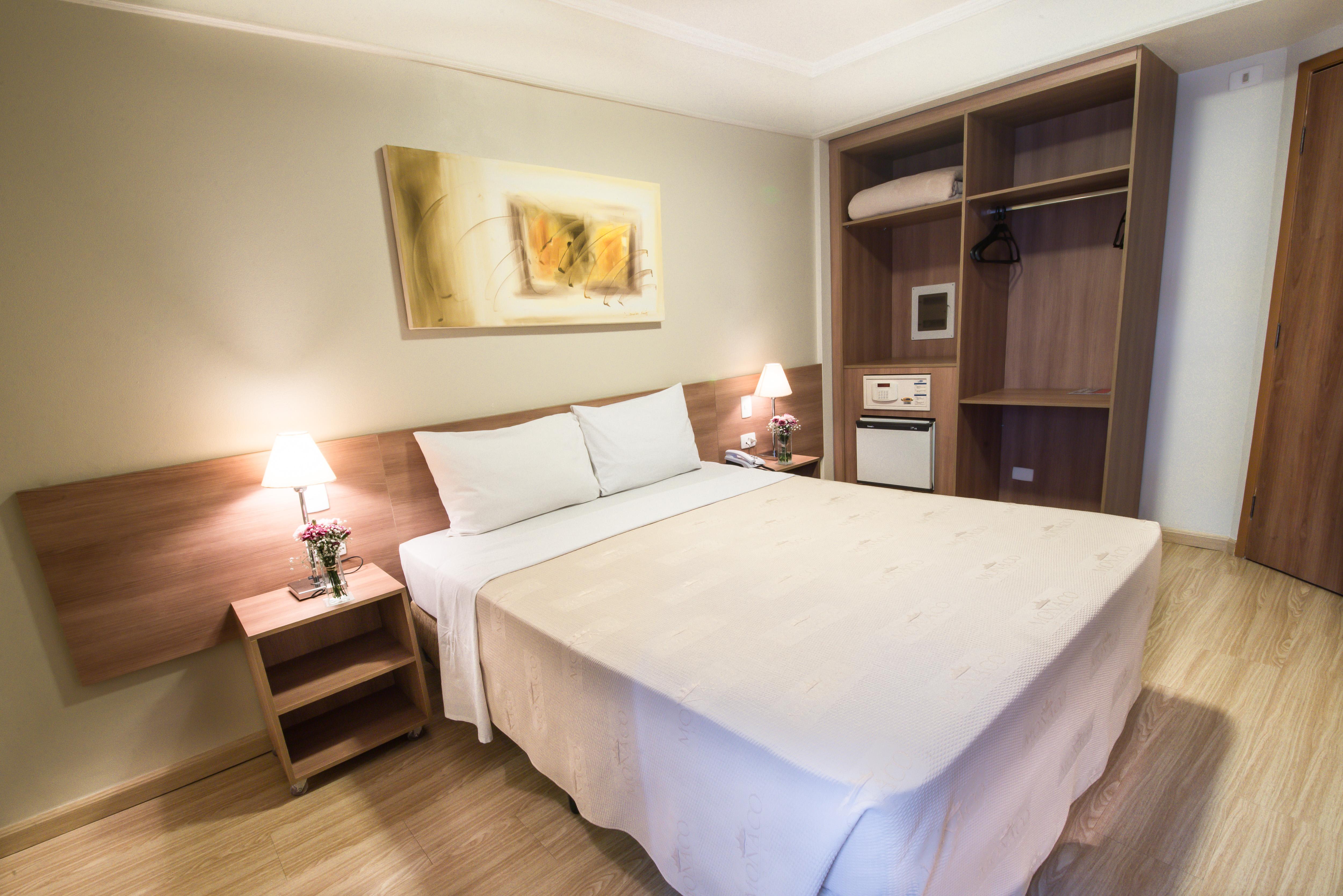 Summit Hotel Monaco Гуарульос Екстериор снимка